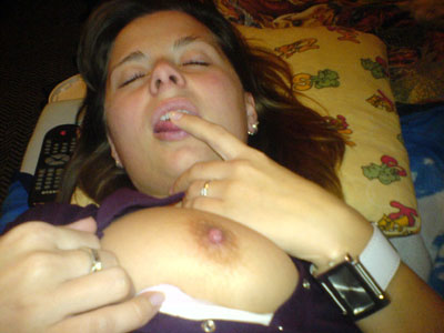Volim da lizem i da mi lizu bradavice .. mmmmm